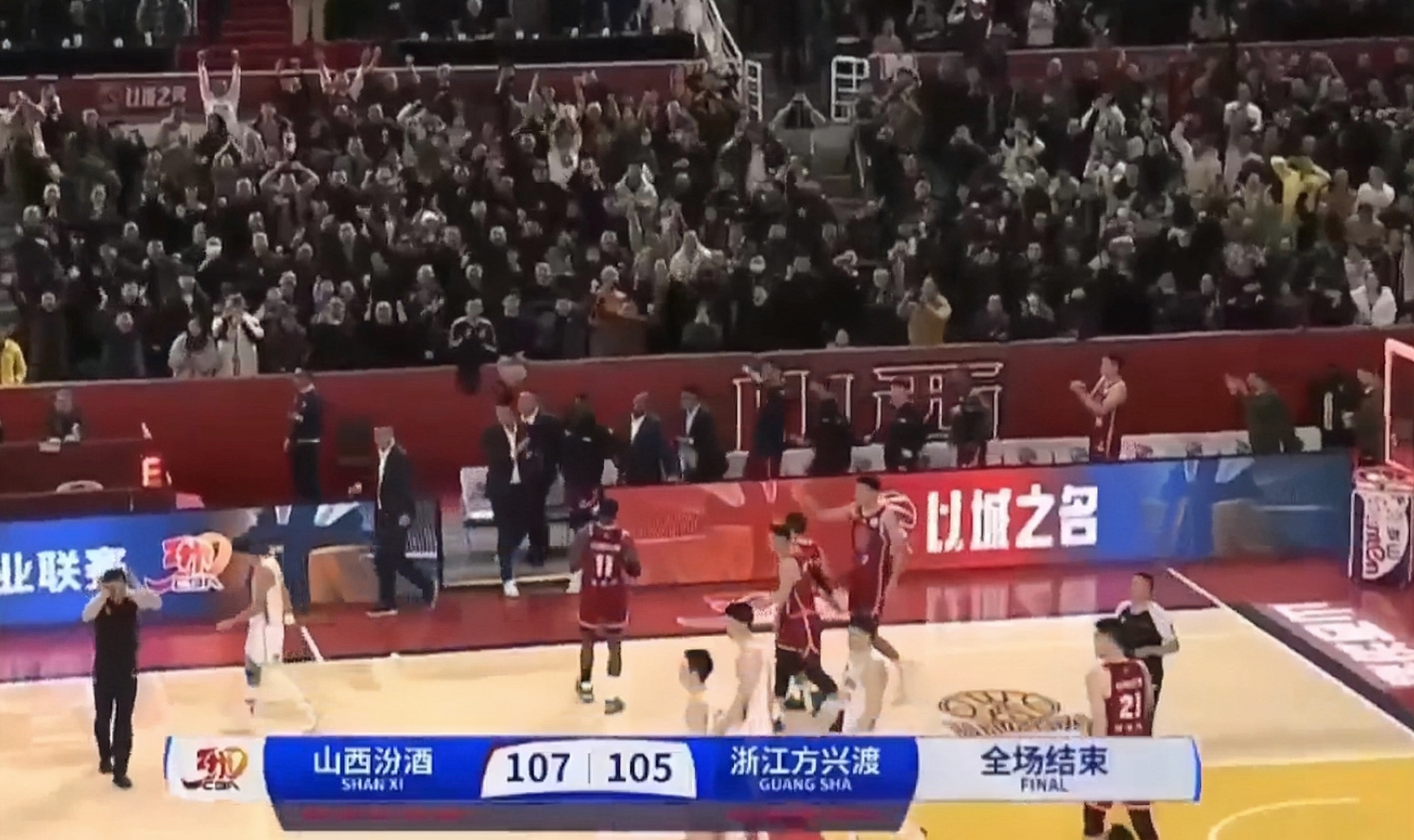 一场悬念重重的篮球比赛即将上演