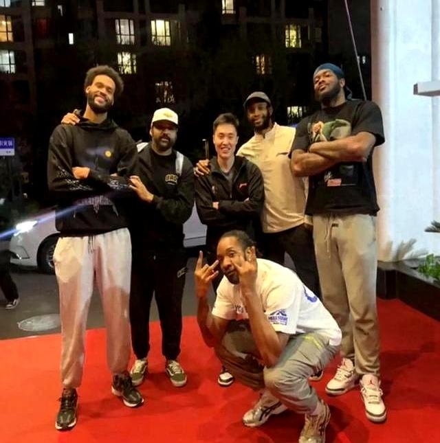 篮球联赛派对现场热闹非凡，球迷尽兴观战的简单介绍