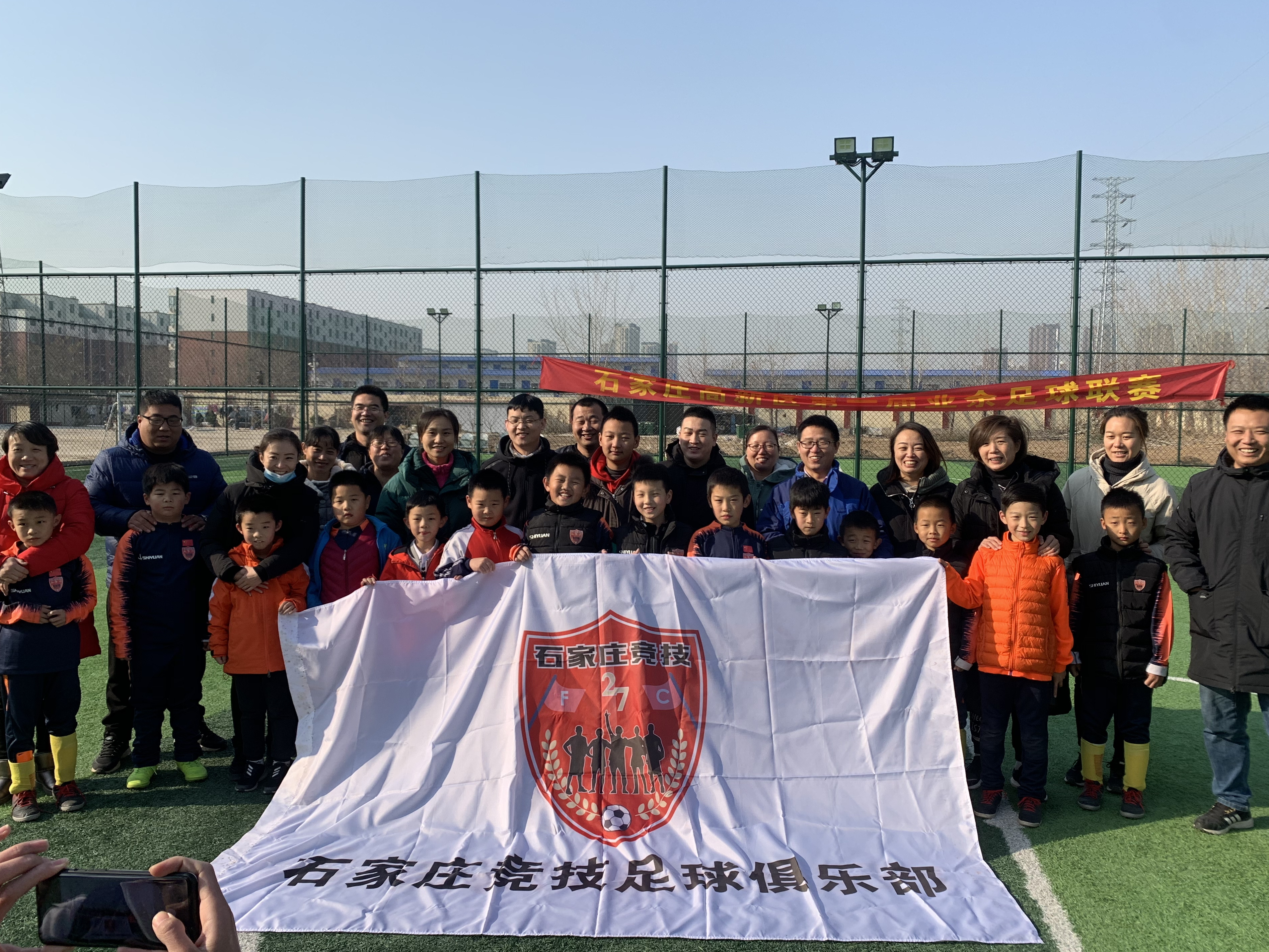 顶尖足球俱乐部再度竞逐胜利，赛况激烈